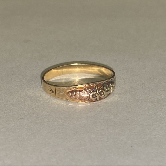 10K - 12K Black Hills Gold Pinky Ring - Good Vintage Condition. Authentic. - Picture 10 of 16